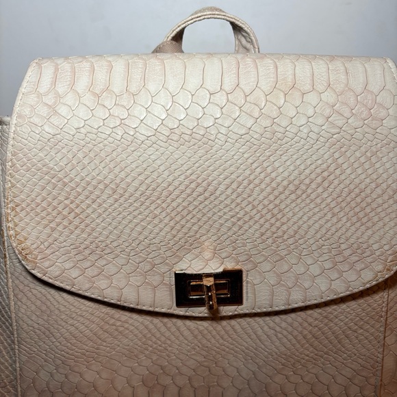 Chic Beige Textured Backpack - Picture 2 of 6